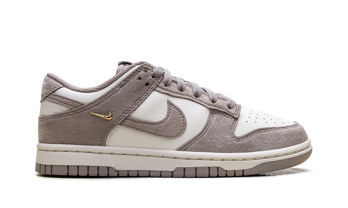 Dunk Low WMNS"Malt Gold Mini Swoosh" IB4417 105