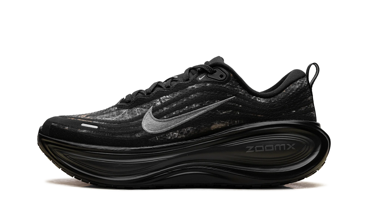Vomero Plus "Black / Dark Smoke Grey / Anthracite / Metallic Dark Grey" IM3985 001