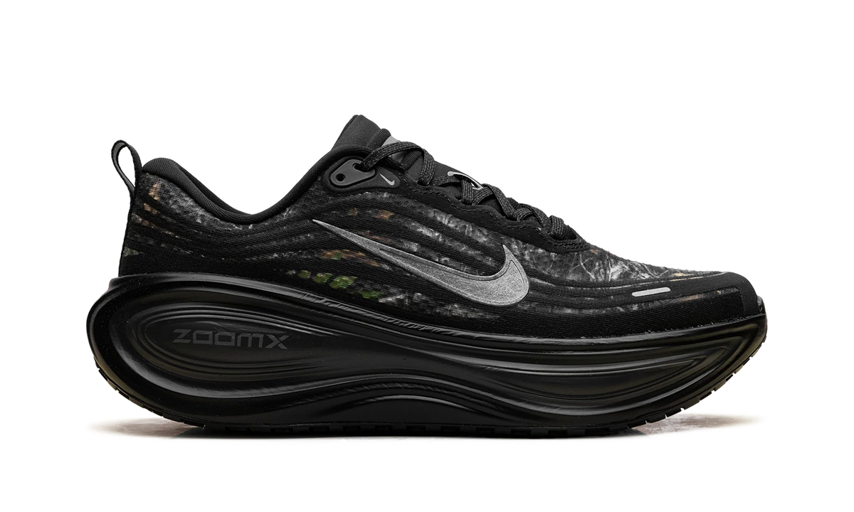 Vomero Plus "Black / Dark Smoke Grey / Anthracite / Metallic Dark Grey" IM3985 001