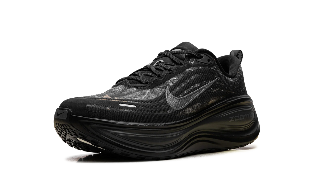 Vomero Plus "Black / Dark Smoke Grey / Anthracite / Metallic Dark Grey" IM3985 001