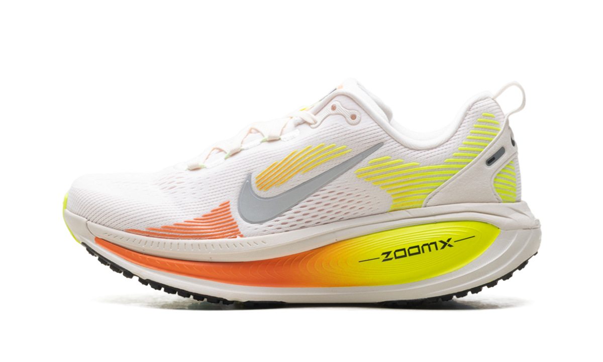 Vomero 18 WMNS"Phantom Light Wild Mango Volt" HM6804 002